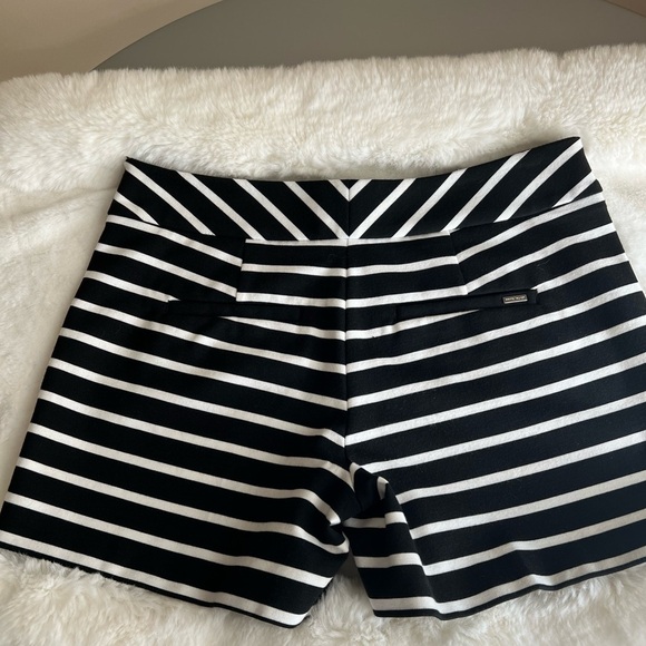 🛍️ White House Black Market Striped Button Front Short Size 4 - Picture 4 of 6